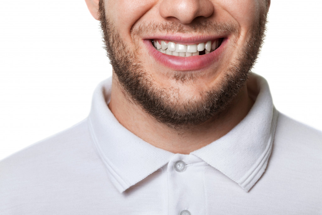 A person with missing tooth